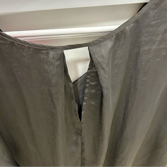 3 for $20 Beautiful silky v neck, loose fit, XL, keyhole back detail - Picture 4 of 9